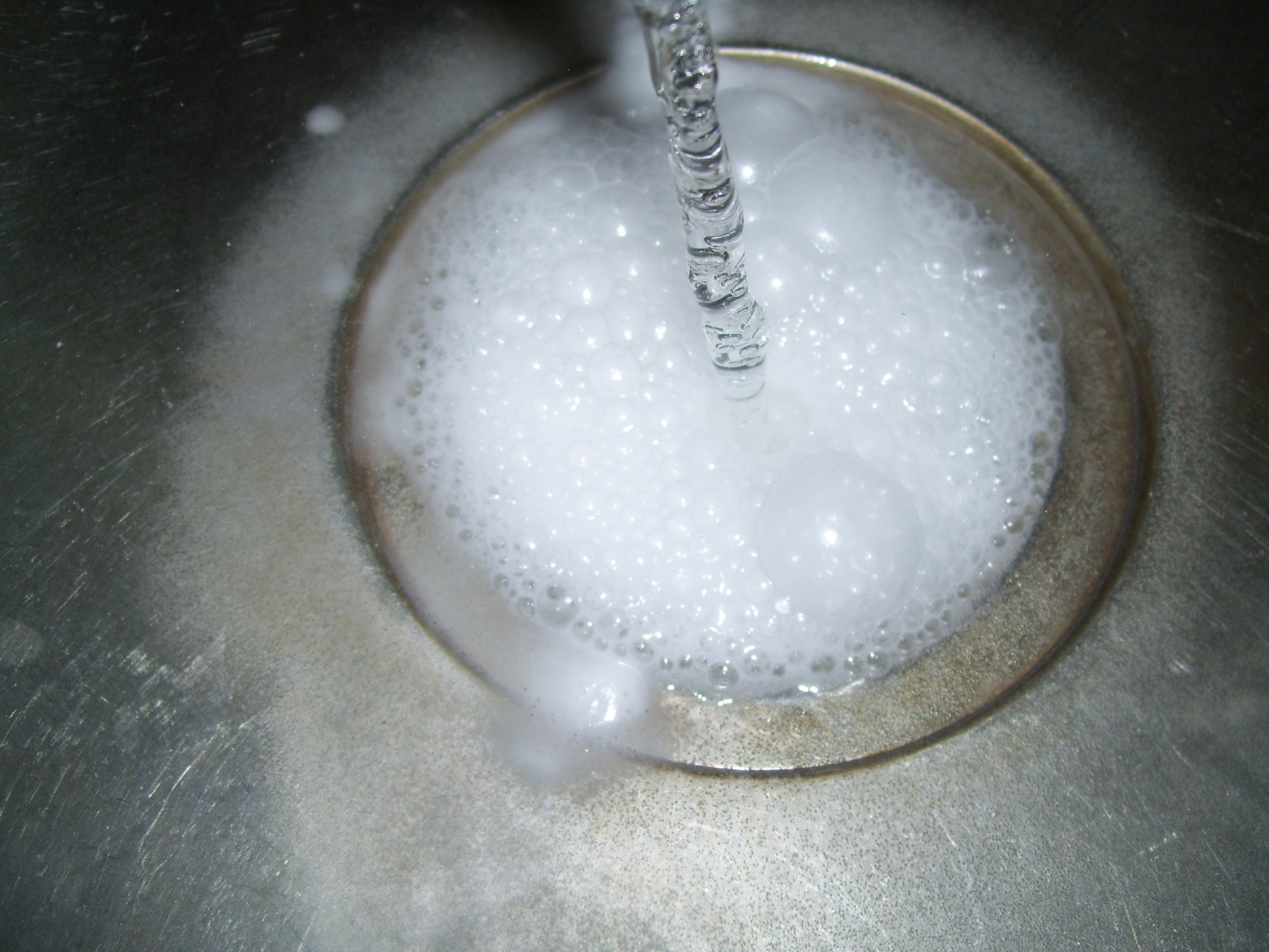 Чистить трубы сода